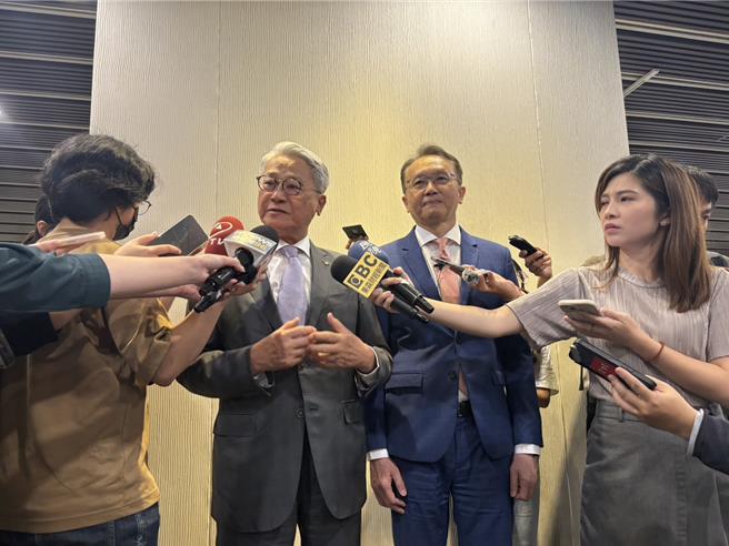 工商協進會理事長吳東亮(左)與宏碁執行長陳俊聖(右)(圖／吳靜君攝)