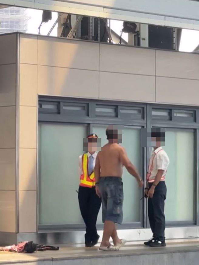 52岁男旅客17日在台中车站第二月台吸菸，经站务员发现劝导制止，双方发生衝突拉扯，所幸均未受伤，站务员不提告诉。铁警该将男旅客依违反《菸害防制法》函送台中市卫生局裁处。（翻摄爆料公社／陈淑芬台中传真）