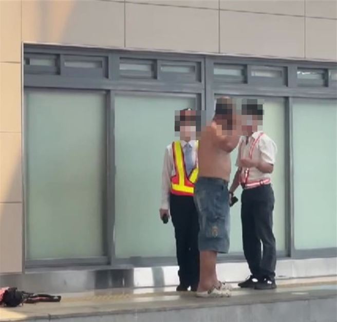 52岁男旅客17日在台中车站第二月台吸菸，经站务员发现劝导制止，双方发生衝突拉扯，所幸均未受伤，站务员不提告诉。铁警该将男旅客依违反《菸害防制法》函送台中市卫生局裁处。（翻摄爆料公社／陈淑芬台中传真）