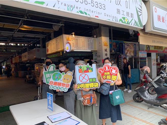 高雄选定龙华市场作为减塑示范场域，除了举办摸彩活动，鼓励民眾自备购物袋外，更将于19日推出加码活动，民眾只要持可循环使用环保袋，即可领取100元「减塑消费券」。（高市府环保局提供／洪浩轩高雄传真）