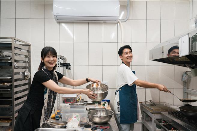 朱芷莹（左）一收工就到苗栗协助男友施名帅。（客家电视台提供）