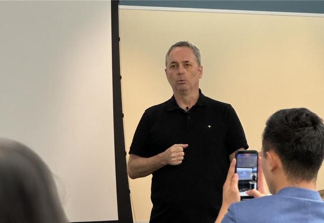 微軟公關策略副總裁Steve Clayton表示，AI產業蓬勃發展，台灣有非常深厚的製造業與半導體產業，是微軟仰賴的合作對象。圖／邱莉玲