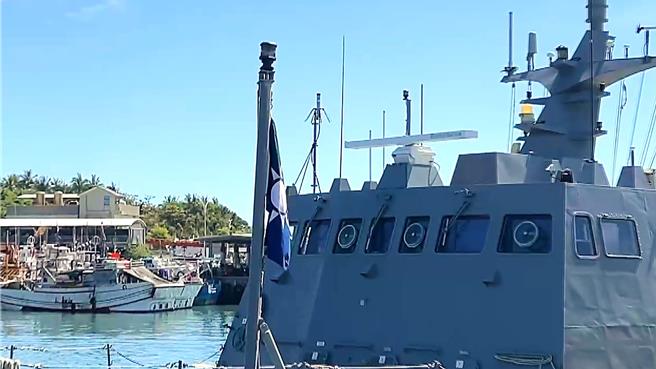 海军光六飞弹艇进驻台东富冈渔港，民眾质疑舰首悬挂党旗非国旗，军方指民眾乌龙认旗，旗帜为青天白日的舰艏旗。（萧嘉蕙摄）