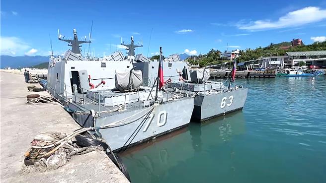 海军光六飞弹舰艉旗杆悬挂青天白日满地红的国旗。（萧嘉蕙摄）