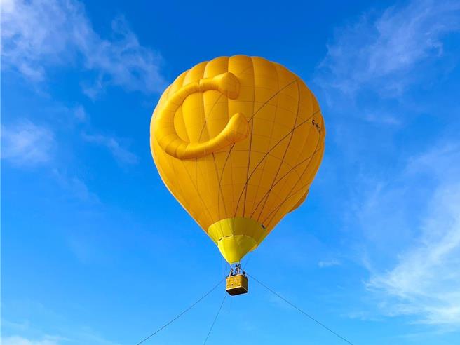 台湾国际热气球嘉年华与时尚品牌COACH合作制作两款热气球。（台东县政府提供／蔡旻妤台东传真）