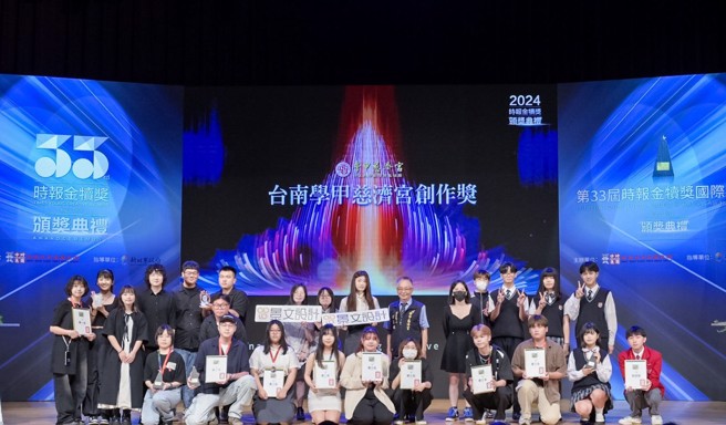 台南学甲慈济宫副董事长刘万教与获奖同学合影（图/时报金犊奖大会提供）