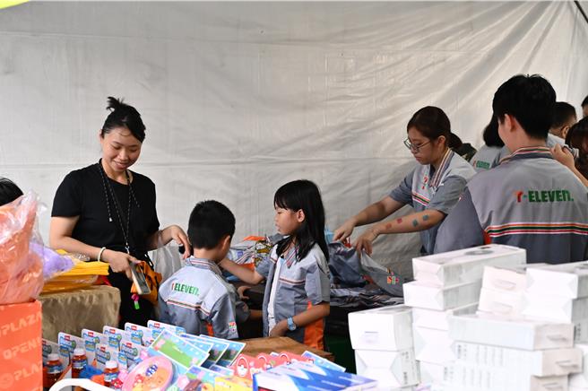 新北市兒童藝術節13日登場，活動中統一超商13、14日設置攤位，讓小朋友穿上制服體驗當小小店長的日常。（新北市文化局提供）