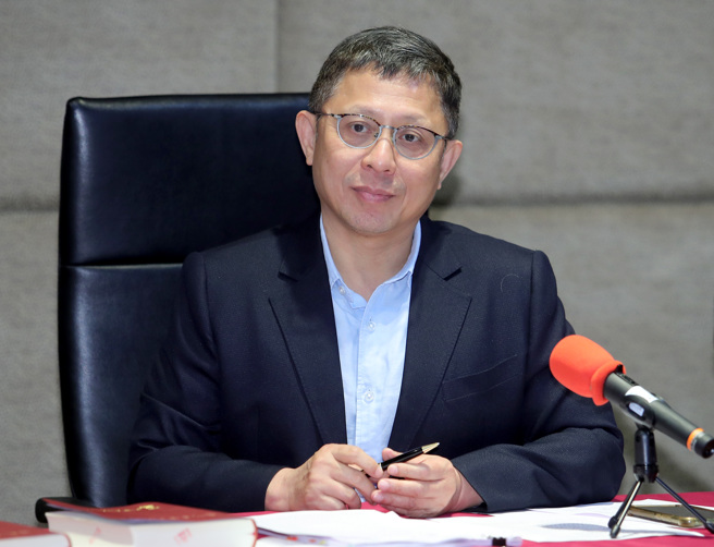 立法院院會16日三讀通過《國家通訊傳播委員會組織法》部分條文修正草案，NCC在7月底確定將僅剩3位委員。NCC主祕黃文哲17日表示，針對近期型式驗證審議，確定無法在僅剩3位委員的狀況下進行，會研擬是否能重新調整相關程序，避免攸關民生的部分受到影響，但確定現階段「iPhoen 16無法通過型式認證」，預計下禮拜會再公布作業要點。（黃世麒攝）