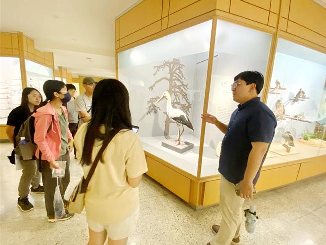 嘉義大學生物資源學系助理教授蔡若詩日前帶領嘉大學生、台灣猛禽研究會研究員等一行共10人，到韓國進行為期12天的交流活動。（嘉大提供／呂妍庭嘉義傳真）