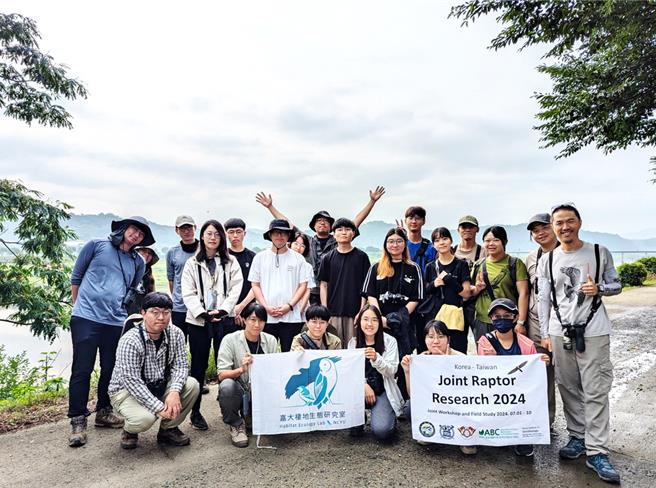 嘉義大學生物資源學系助理教授蔡若詩日前帶領嘉大學生、台灣猛禽研究會研究員等一行共10人，到韓國進行為期12天的交流活動。（嘉大提供／呂妍庭嘉義傳真）