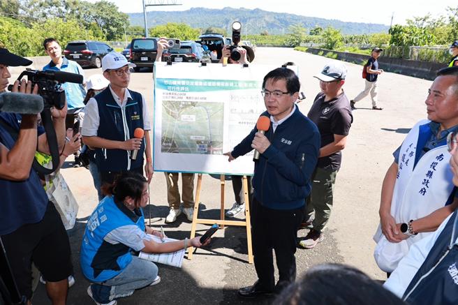 交通部长李孟谚等人17日会勘国3南云交流道，允诺南云交流道北延联络道「彰南大桥」启动可行性评估，中央补助逾8成、798万元。（杨静茹摄）