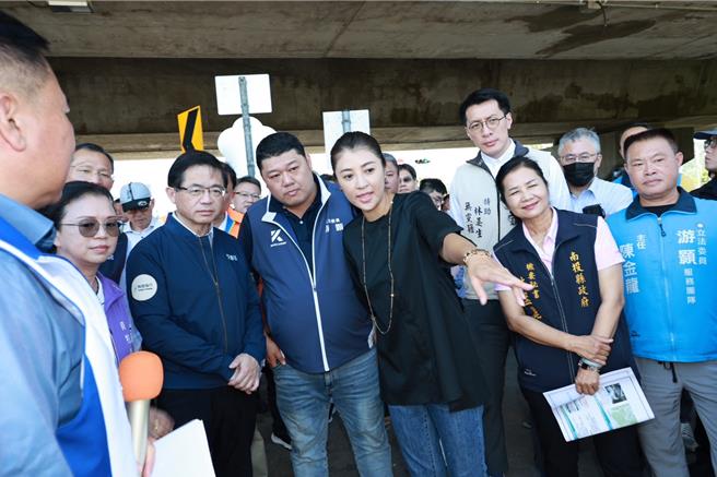 立委游颢、南投县长许淑华建议交通部长李孟谚尽速兴建南云交流道北延联络道「彰南大桥」，让彰投云的路网更完善。（杨静茹摄）