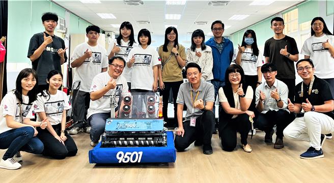 三民高中数理科技实验班特色课程-FRC机器人研究，荣获世界决赛新秀全明星奖 。（新北市教育局提供）