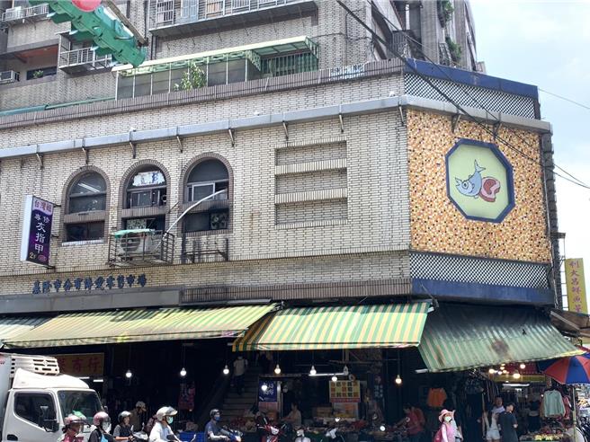 基隆市的仁爱市场是基隆重要採买市集，但冷气设备过于老旧导致闷热，造成客源减少。基隆市长谢国梁与立委林沛祥17日邀经济部经济部次长连锦漳会勘，预计将成立相关小组争取预算尽速更换。（徐佑升摄）