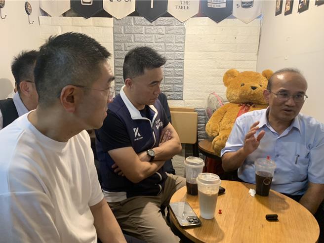 基隆市的仁爱市场是基隆重要採买市集，但冷气设备过于老旧导致闷热，造成客源减少。基隆市长谢国梁（左）与立委林沛祥（中）17日邀经济部经济部次长连锦漳（右）会勘，预计将成立工作小组争取预算尽速更换。（徐佑升摄）