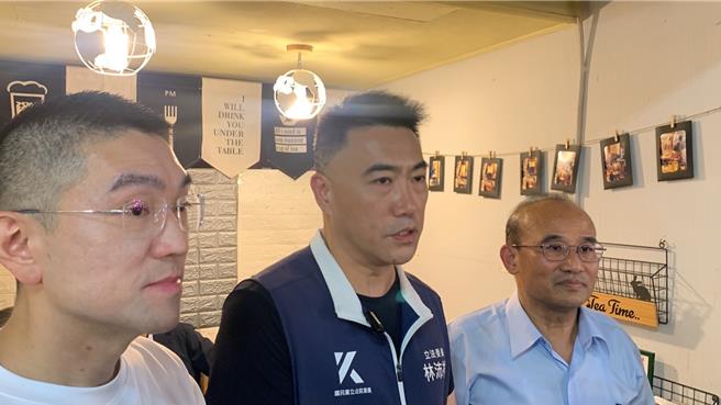 基隆市的仁爱市场是基隆重要採买市集，但冷气设备过于老旧导致闷热，造成客源减少。基隆市长谢国梁（左）与立委林沛祥（中）17日邀经济部经济部次长连锦漳（右）会勘，预计将成立工作小组争取预算尽速更换。（徐佑升摄）