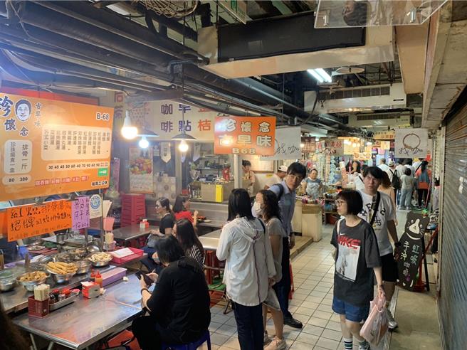 基隆市的仁爱市场是基隆重要採买市集，但冷气设备过于老旧导致闷热，造成客源减少。基隆市长谢国梁与立委林沛祥17日邀经济部经济部次长连锦漳会勘，预计将成立工作小组争取预算尽速更换。（徐佑升摄）