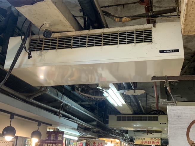 基隆市的仁爱市场是基隆重要採买市集，但冷气设备过于老旧导致闷热，造成客源减少。基隆市长谢国梁与立委林沛祥17日邀经济部经济部次长连锦漳会勘，预计将成立工作小组争取预算尽速更换。（徐佑升摄）