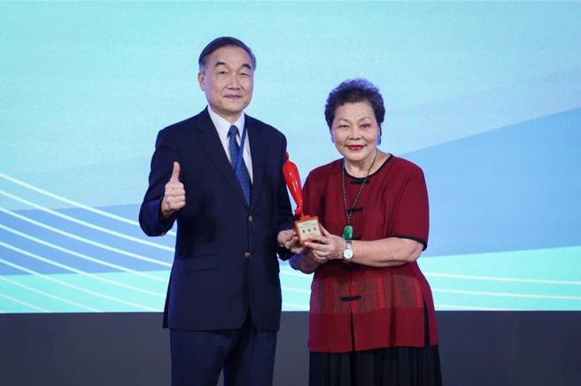 台中市副市长黄国荣（左）今日颁发金艺奖给台中市国乐团长兼指挥林月里。图／中市府提供