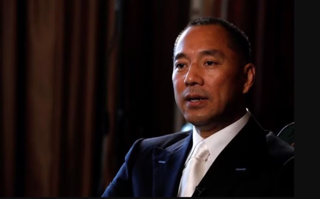 郭文贵善于狐假虎威，利用美国之音、班农来形塑自己很懂大陆内部政情，吸引到一群信眾后，再诈骗他们，维持他的富有生活。(图/路透社)