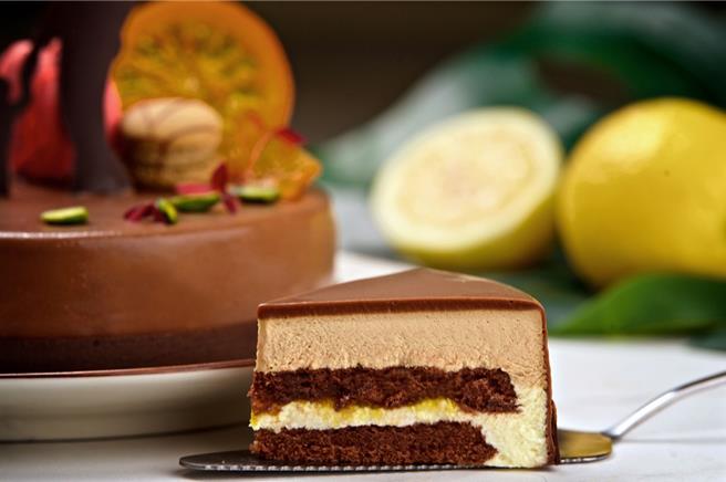 「伯爵爹地」節慶蛋糕，以帶有佛手柑香氣的伯爵茶為主軸，糅合醇厚的巧克力戚風蛋糕，佐上萊姆慕斯與茂谷柑果醬，滋味淡雅。（神旺普諾麵包坊提供／陳韻萍台北傳真）