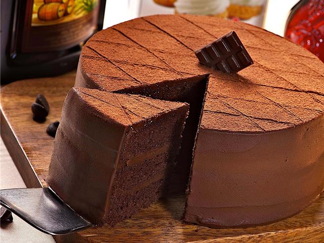 招牌甜點「頂級生巧克力蛋糕」濃郁不膩口，父親節享8.8折優惠。（神旺普諾麵包坊提供／陳韻萍台北傳真）