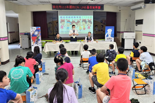 丹鳳國小張以桓校長於國防 On Line 暑假育樂營開訓致詞。(照片/新北市政府教育局提供)