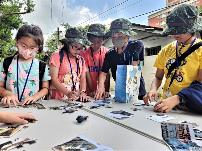 同學參與桃園龜山憲光二村眷村導覽課程-憲光拼圖。(照片/新北市政府教育局提供)