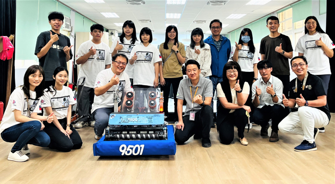 三民高中数理科技实验班特色课程-FRC机器人研究，荣获世界决赛新秀全明星奖。(照片/新北市政府教育局提供)