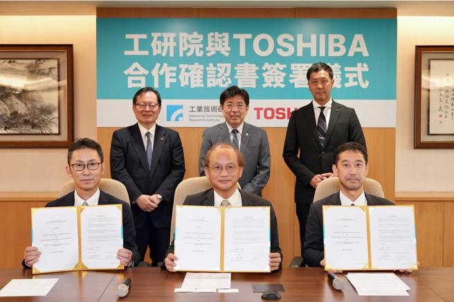 工研院攜手日本東芝能源系統株式會社、台灣東芝電子零組件股份有限公司共同簽署策略合作夥伴協議書，臺日雙方將共同研發及驗證虛擬電廠技術。前排左起為簽約人台灣東芝電子零組件公司董事長塩出浩一、工研院綠能所所長王漢英、日本東芝能源系統株式會社副社長河原慈大；後排左起為日本東芝集團副總裁暨執行董事池谷光司、工研院院長劉文雄、日本東芝集團常務執行董事熊谷朋昭共同見證。圖／工研院提供