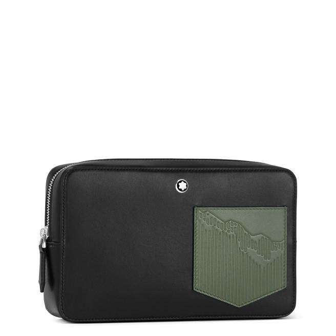 万宝龙大师杰作系列迷你包，英伦绿白朗峰压印口袋是特色，3万7800元。（Montblanc提供）