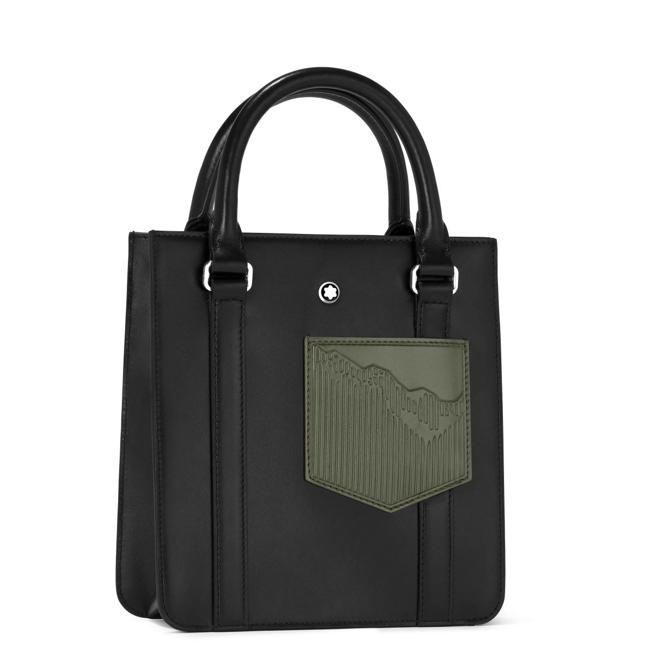 万宝龙大师杰作系列迷你购物包，英伦绿白朗峰压印口袋是特色 ，4万1600元。（Montblanc提供）