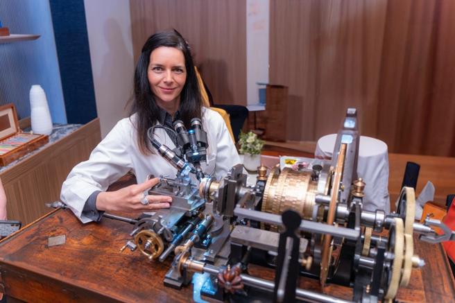 寶璣工藝大師在台北101專賣店操作機刻雕花骨董機器，向百年工藝致敬。（吳松翰攝）