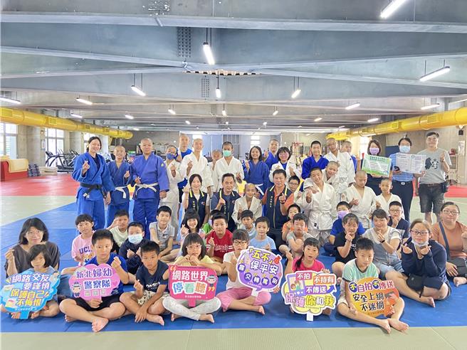 立法院12日通过儿少性剥削条例部分条文修正草案，严惩持有儿少性影像者，最重可判处7年以下有期徒刑及併科新臺币100万以下罚金。(妇幼警察队提供)