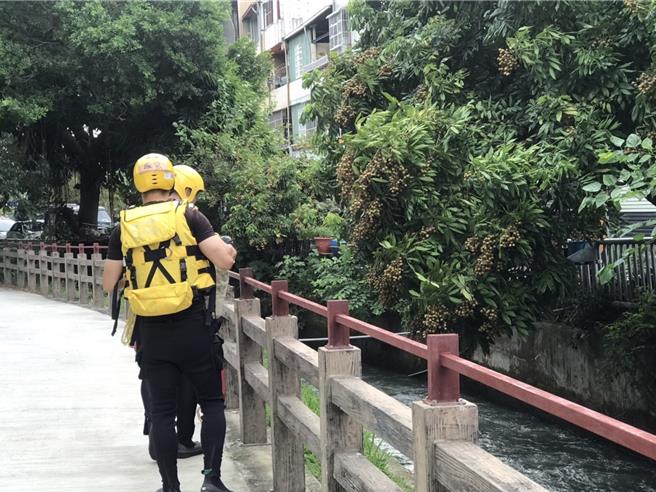 警消于神冈区圳前路附近，发现一名女性浮在水面上，立即打捞上岸，16时17分经家属指认确认为王姓妇人，已经明显死亡。（台中市消防局提供／张妍溱台中传真）