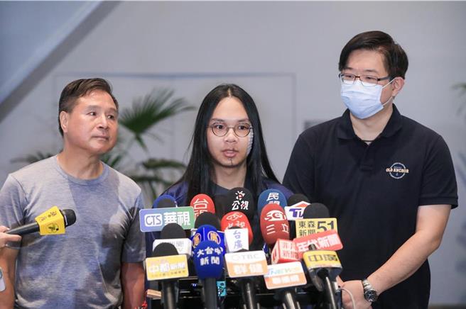 中捷隨機砍人案，台中地院17日首度開庭，案發時英勇抵抗的許姓乘客「長髮哥」受訪表示，臉部刀傷已逐慢恢復，但近期健身時雖已，下巴的傷口會滲血，恐影響他在7月下旬的健力賽。（本報資料照片）