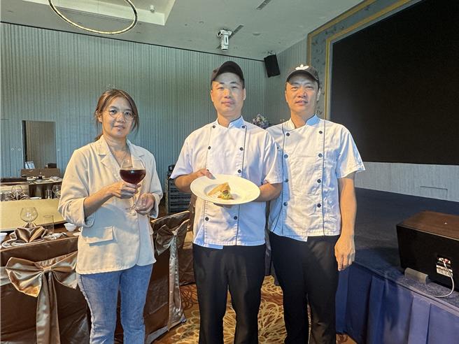 台東禾風新棧度假飯店團隊獲2024客家小炒爭霸賽東區賽創新組冠軍，（左起）執行秘書王若程、副主廚謝垣憬、總監高國雄。（蔡旻妤攝）