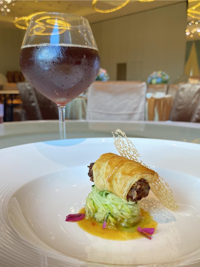 台東禾風新棧度假飯店團隊獲2024客家小炒爭霸賽東區賽創新組冠軍。（蔡旻妤攝）