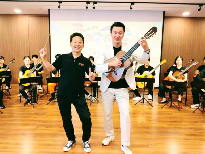 米可吉他創辦人趙柏群（右）邀日本指揮家寺田和之（左），來台中擔任「米可吉他音樂學院」室內樂團藝術總監＆指揮。圖／曾麗芳