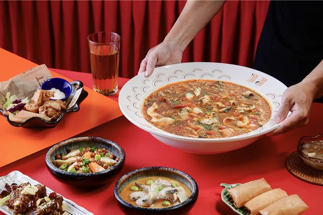 「溜溜酸菜鱼专卖店」抢攻暑假学生热潮，8月30日前至「来美食」APP即可领取平日午间套餐150元折价券，现领现折。（汉来美食提供）