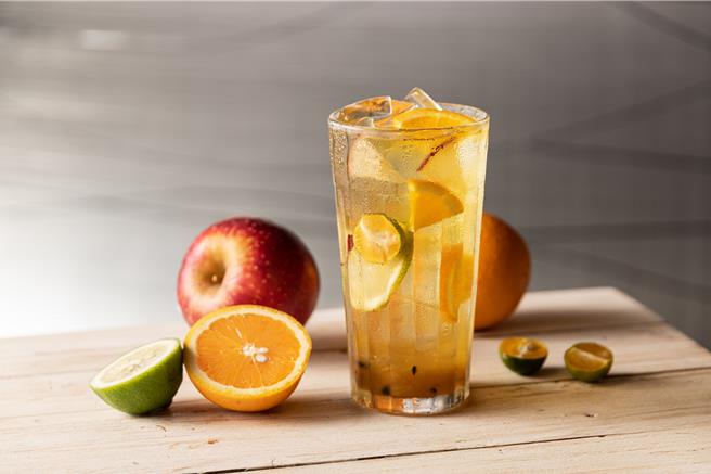 瞄准学生聚餐商机，暑假期间，学生族群到「溜溜酸菜鱼专卖店」用餐，出示学生证免费加送沁凉饮品1杯。（汉来美食提供）