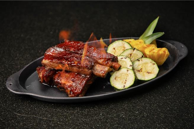 「PAVO餐酒馆」暑假推出4人同行消费满2000元，凭APP券即送火烤蜜汁猪肋排1份。（汉来美食提供）