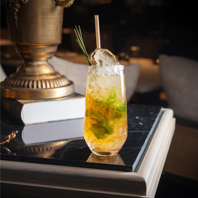 有「高雄最美餐酒馆」美誉的「PAVO餐酒馆」，以南洋轻奢风格为主题，提供创意异国料理与特色原创调酒。（汉来美食提供）★《中时新闻网》关心您：饮酒过量，有碍健康。酒后不开车，安全有保障！