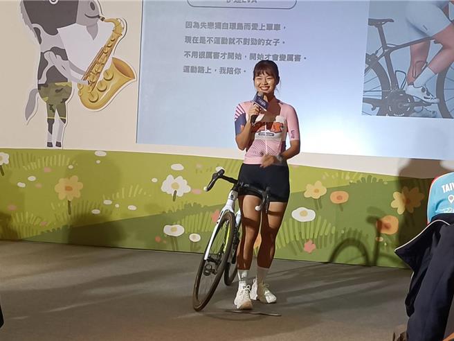 台中市观光旅游局17日于自行车文化探索馆举办自行车嘉年华宣传记者会，自行车网红伊娃(EVA)担任自行车大使。（陈淑娥摄）