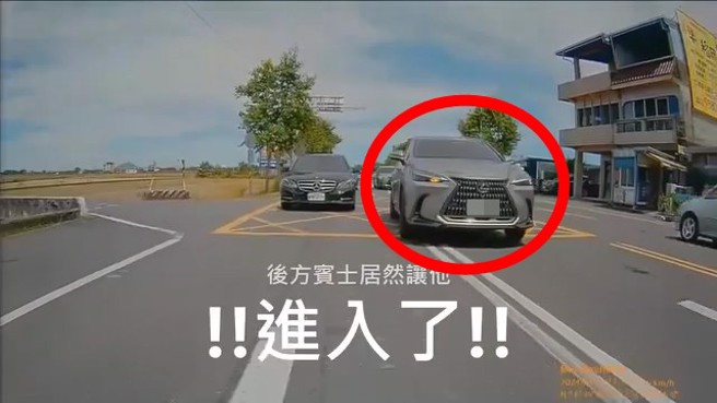 大家都在乖乖排队，就是有人会插队。（翻摄爆料公社）