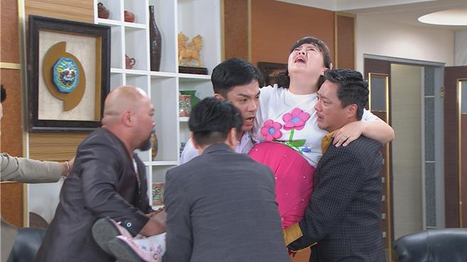 宫美乐《爱的荣耀》饰演盈盈，怀孕有产兆被蓝苇华、杨皓崴、吴东谚、四方扛到门口。（民视提供）