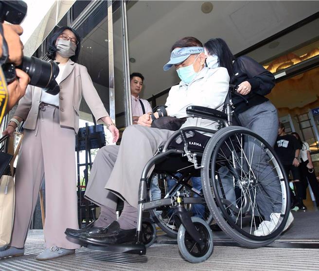 桃园地方法院开羁押庭，被告杨男1000万元交保，随后在家人陪同下坐着轮椅离开法院。（中时资料照片，范扬光摄）