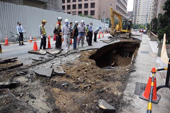 檢調於去年9月在時任縣府工務處長江良淵住處發現「寶藏圖」，並依循起出1483萬現金。（圖／中時資料照）