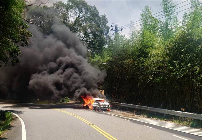 嘉义一对情侣今（17日）开着车龄14年BMW上山避暑，行经嘉义县台18线51.5公里处，车子突然起火燃烧。（竹崎分局提供∕吕妍庭嘉义传真）