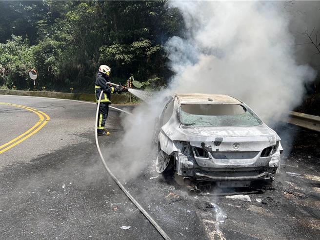 虽沈男第一时间报案，但消防人员抵达、扑灭火势时，车子已烧成废铁。（嘉县消防局提供∕吕妍庭嘉义传真）